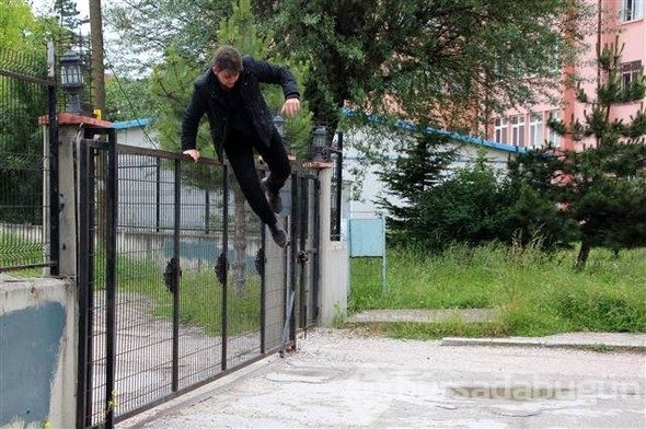 Bir garip uygulama: 
Öğretmenler okula böyle gidiyor