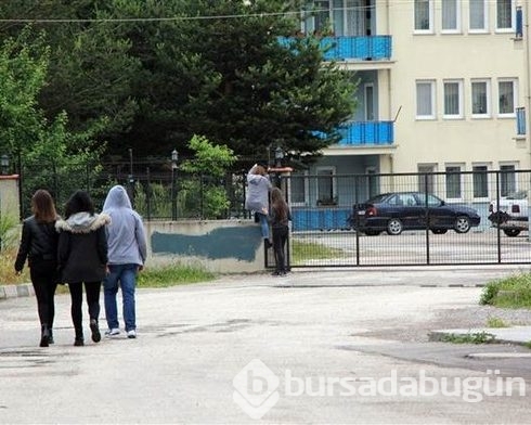 Bir garip uygulama: 
Öğretmenler okula böyle gidiyor