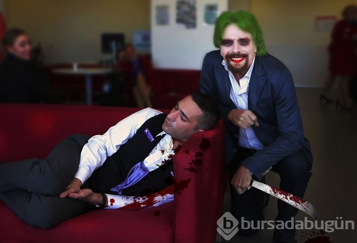 Uyurken patrona yakalandı, sosyal medyanın diline düştü