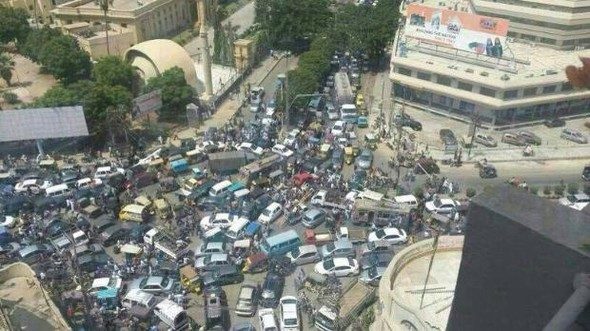 Korkunç görüntü: Dağ yola kaydı