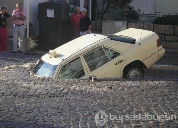 Korkunç görüntü: Dağ yola kaydı