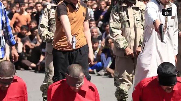 IŞİD kardeşi kardeşe infaz ettirdi!


