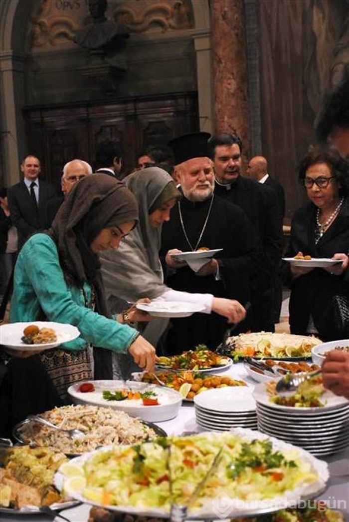 Vatikan'a ait sarayda Kur'an ve ezan okundu