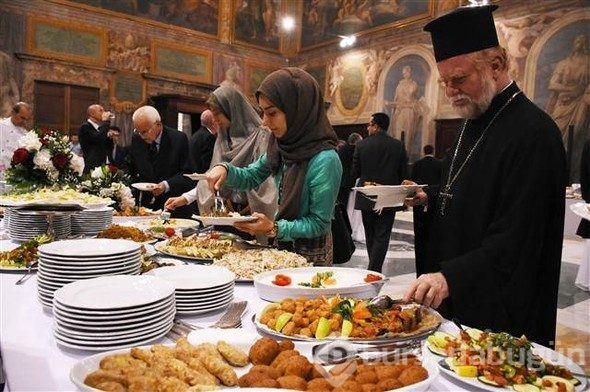 Vatikan'a ait sarayda Kur'an ve ezan okundu