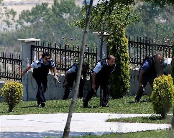 İstanbul Arnavutköy'deki çatışmada saldırgan öldürüldü, bir polis şehit oldu