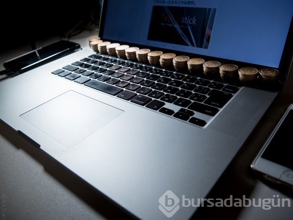 Bilgisayarına madeni paraları koydu, saatler sonra gördüğüne inanamadı