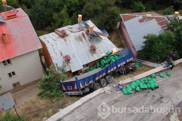 Freni boşaldı, ok gibi saplandı