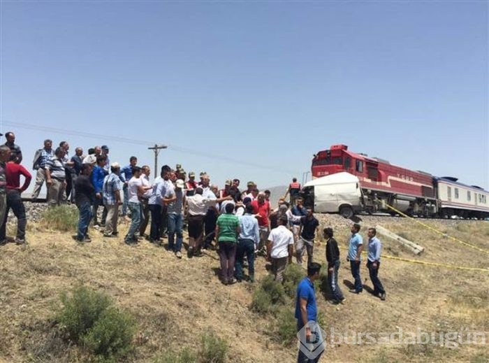 Korkunç! Tren minibüsü biçti
Ölü sayısı artıyor