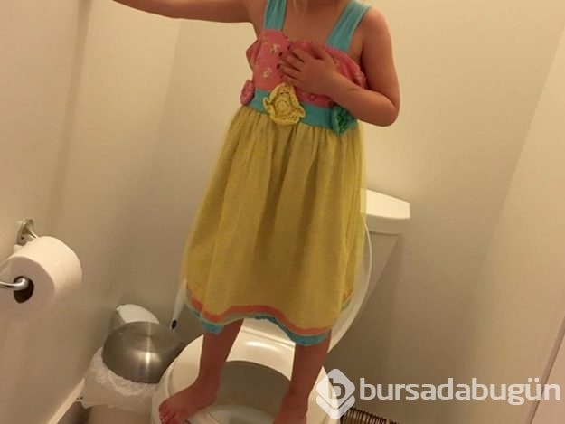 Sosyal medya küçük kızın tuvaletteki bu pozuyla sarsıldı