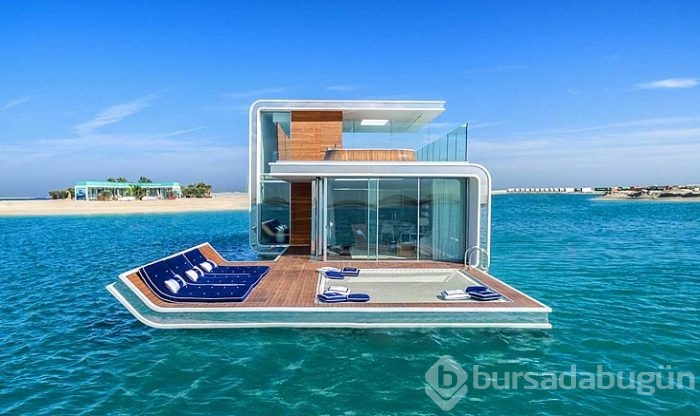 Dünyanın ilk yüzen evi suya indirildi