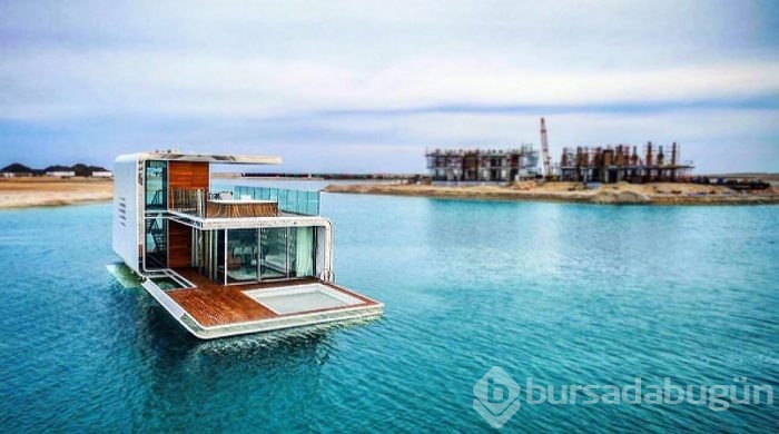 Dünyanın ilk yüzen evi suya indirildi