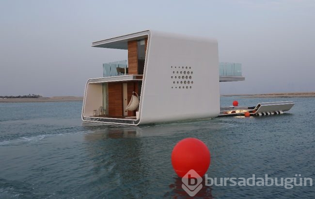 Dünyanın ilk yüzen evi suya indirildi