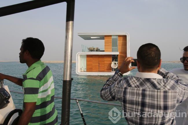 Dünyanın ilk yüzen evi suya indirildi