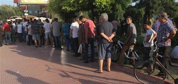 İftar öncesi kapış kapış gitti... Poşeti 1 TL