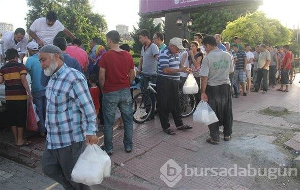 İftar öncesi kapış kapış gitti... Poşeti 1 TL