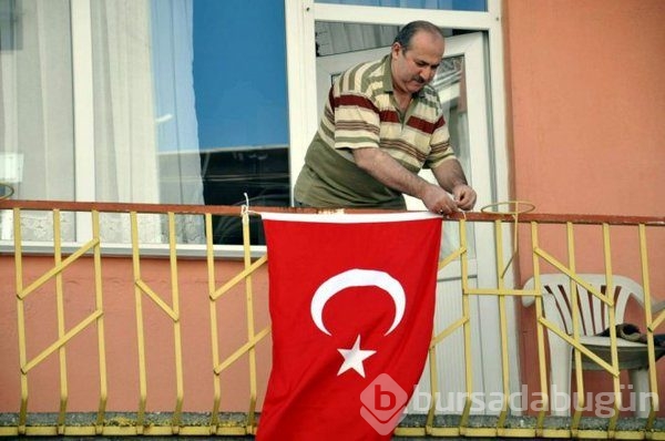 Sosyal medya fenomeni haline gelen 'Balkona bayrak asan dayı' konuştu..
