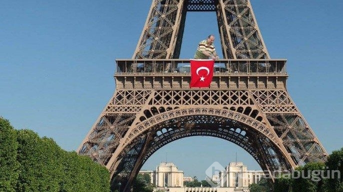 Sosyal medya fenomeni haline gelen 'Balkona bayrak asan dayı' konuştu..