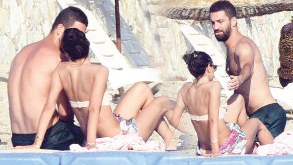 Milli yıldız Arda Turan sevgilisiyle tatilde!
