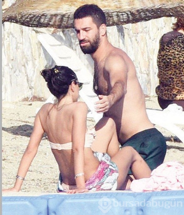 Milli yıldız Arda Turan sevgilisiyle tatilde!