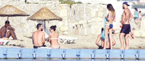 Milli yıldız Arda Turan sevgilisiyle tatilde!
