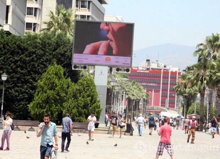 İzmir'deki dev ekranda kendilerini görünce şoke oldular