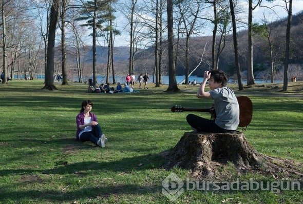 Parkta oturan bu çifte iyi bakın! Asıl gerçek bambaşka!