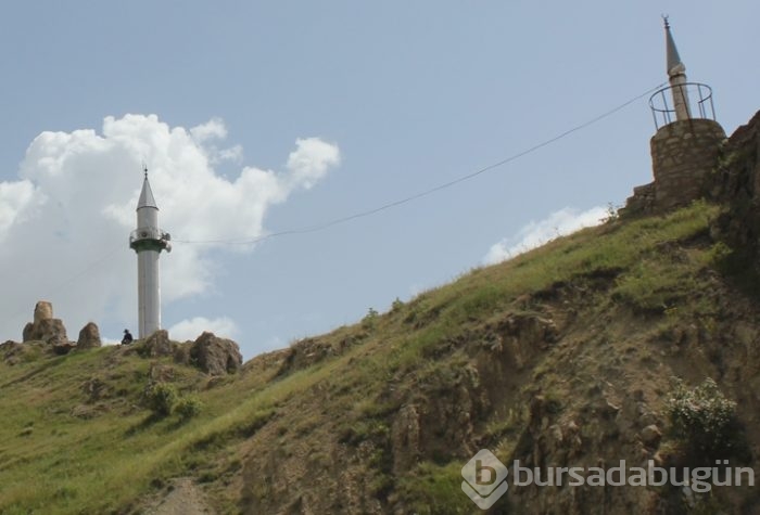Cami köyde, minareler tepede
