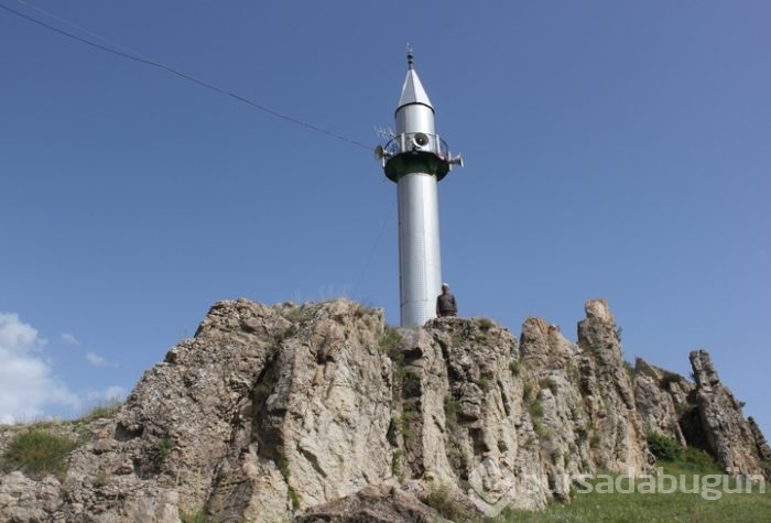 Cami köyde, minareler tepede
