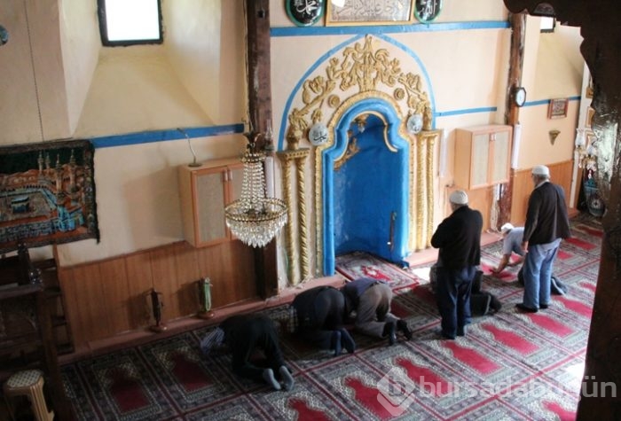 Cami köyde, minareler tepede
