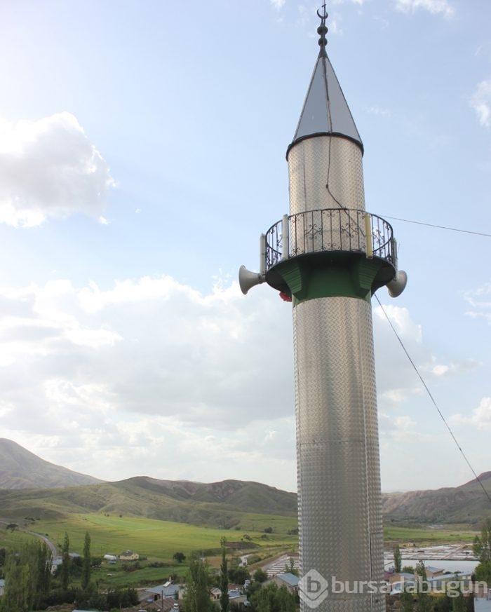 Cami köyde, minareler tepede
