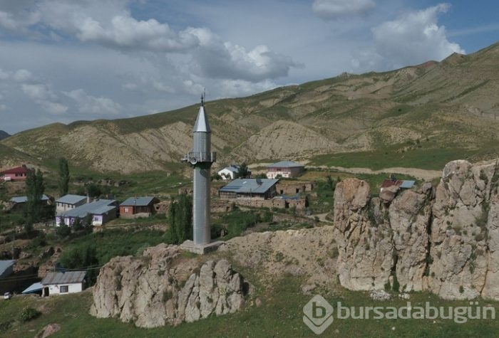 Cami köyde, minareler tepede
