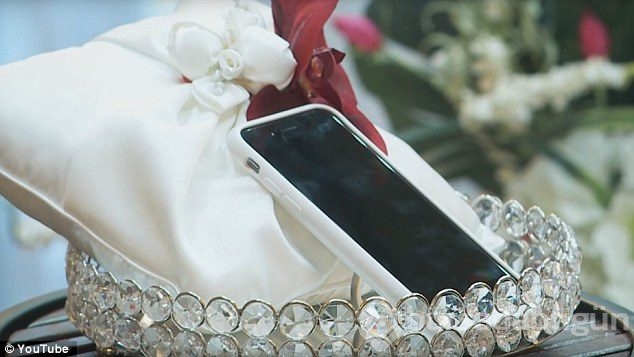 iPhone ile evlendi