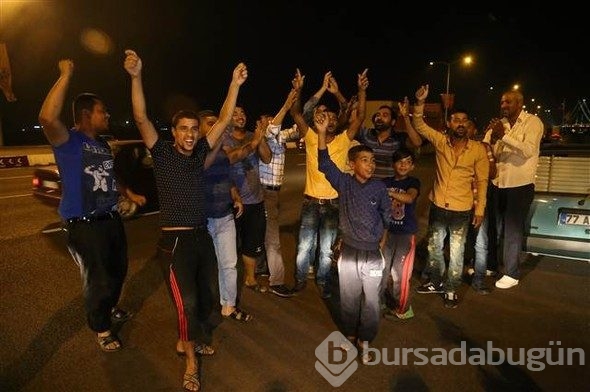 Açılışı göbek atarak kutladılar, sosyal medyada olay oldular
