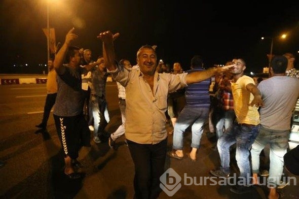 Açılışı göbek atarak kutladılar, sosyal medyada olay oldular