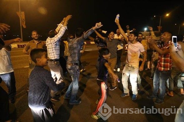 Açılışı göbek atarak kutladılar, sosyal medyada olay oldular