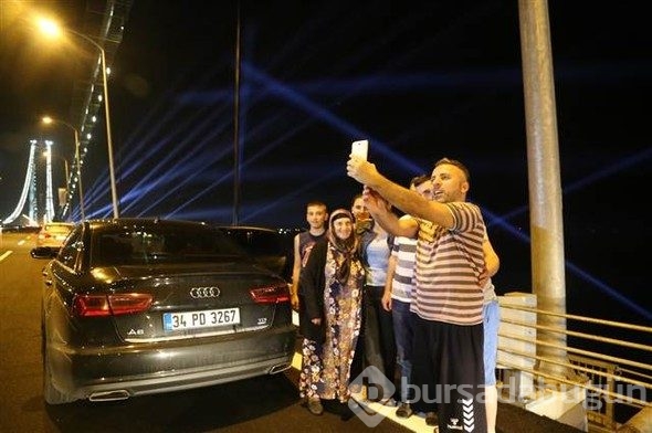Açılışı göbek atarak kutladılar, sosyal medyada olay oldular