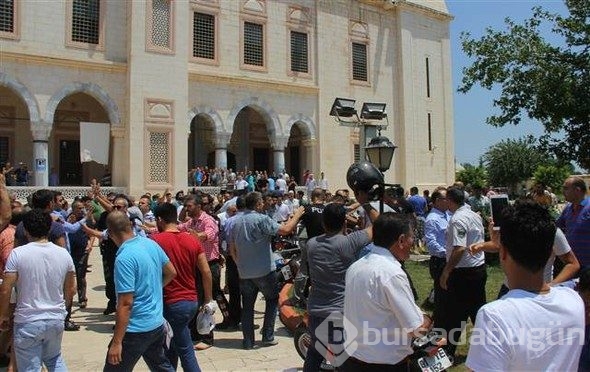 Cuma namazında 'canlı bomba' paniği...Linç etmek istediler