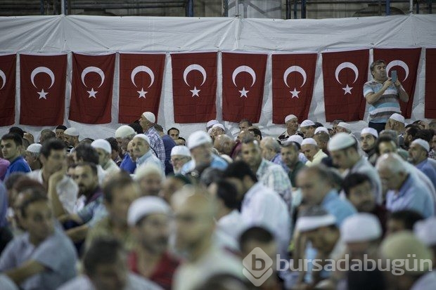 Çamlıca Cami'nde ilk ibadet