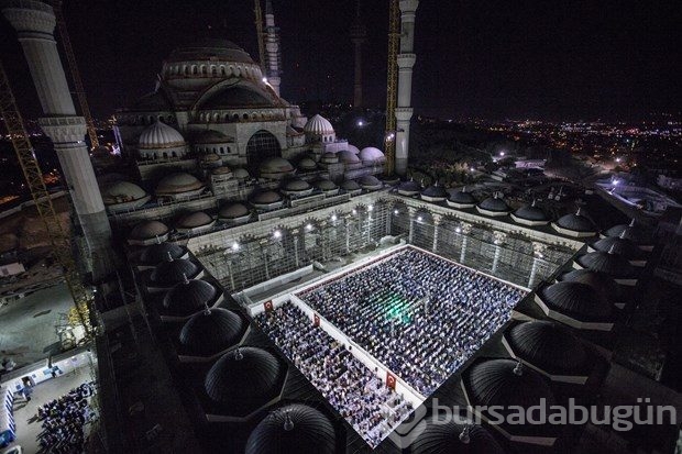 Çamlıca Cami'nde ilk ibadet