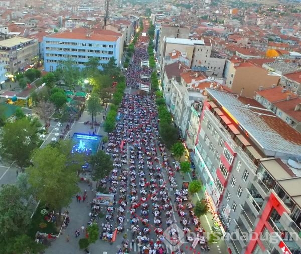 Türkiye'nin en büyük iftar sofrası Uşak'ta kuruldu