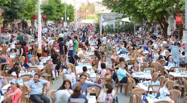 Türkiye'nin en büyük iftar sofrası Uşak'ta kuruldu
