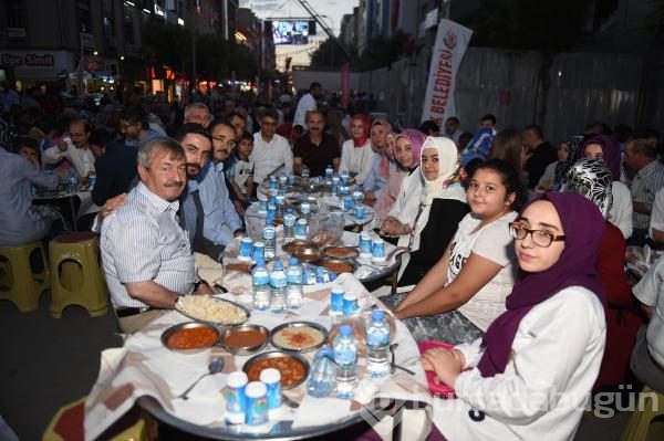 Türkiye'nin en büyük iftar sofrası Uşak'ta kuruldu