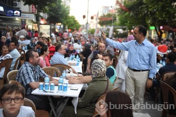 Türkiye'nin en büyük iftar sofrası Uşak'ta kuruldu