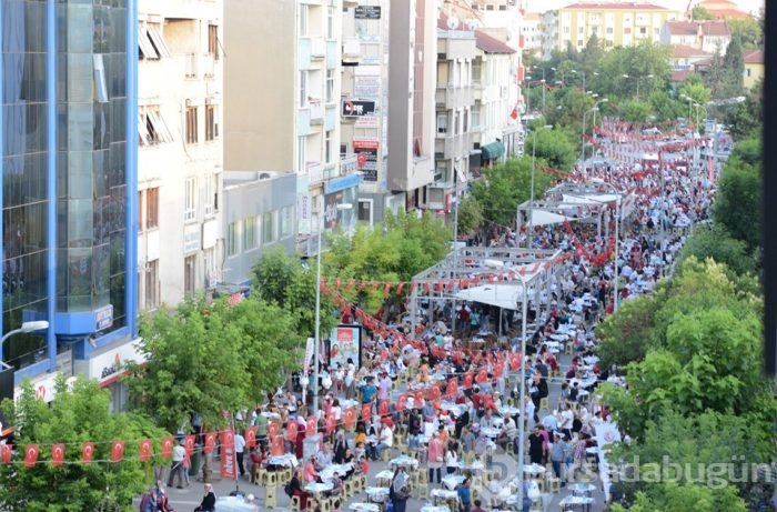 Türkiye'nin en büyük iftar sofrası Uşak'ta kuruldu