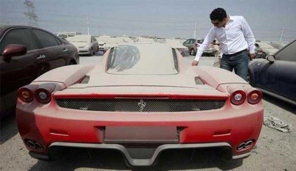 Dubai'de lüks araçlar bir bir terk ediliyor
