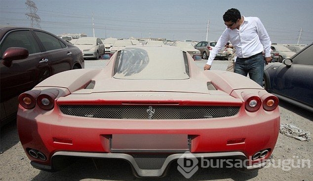 Dubai'de lüks araçlar bir bir terk ediliyor