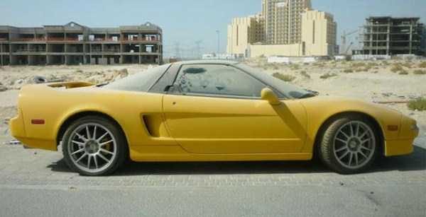 Dubai'de lüks araçlar bir bir terk ediliyor