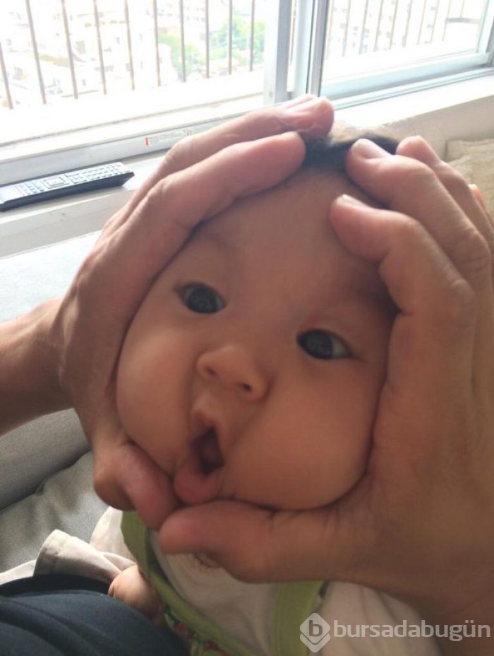 Japonya'da bebeklere bu yapılıyor. İki elleri yüzlerini sıkıştırıp...
