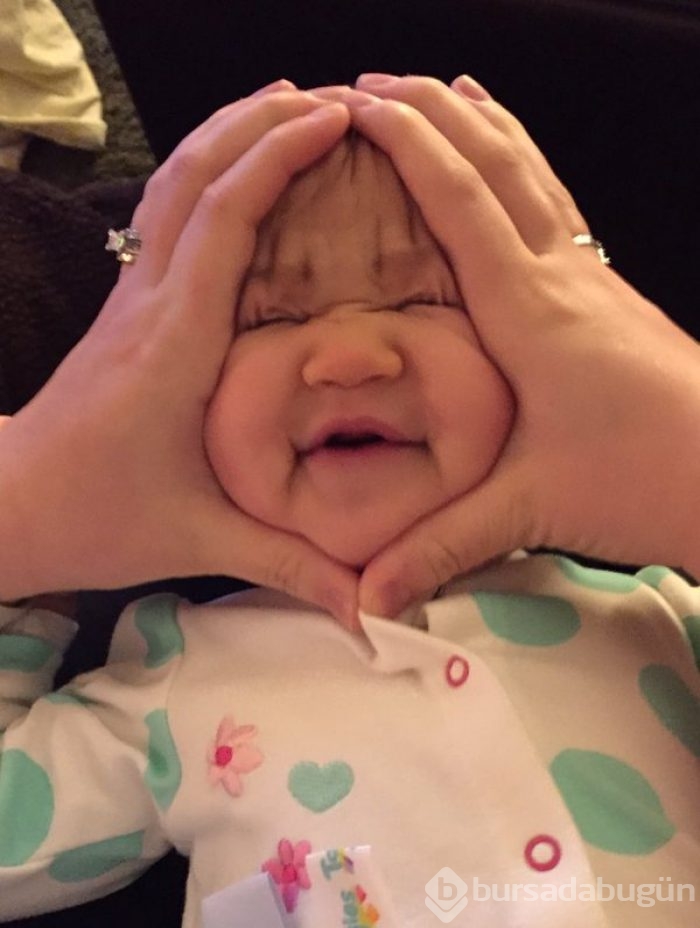Japonya'da bebeklere bu yapılıyor. İki elleri yüzlerini sıkıştırıp...