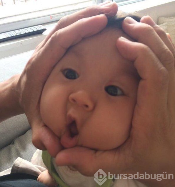 Japonya'da bebeklere bu yapılıyor. İki elleri yüzlerini sıkıştırıp...